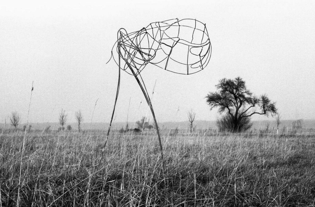 steel sculpture "kopflaeufer" (1999) by Andree Thielemann