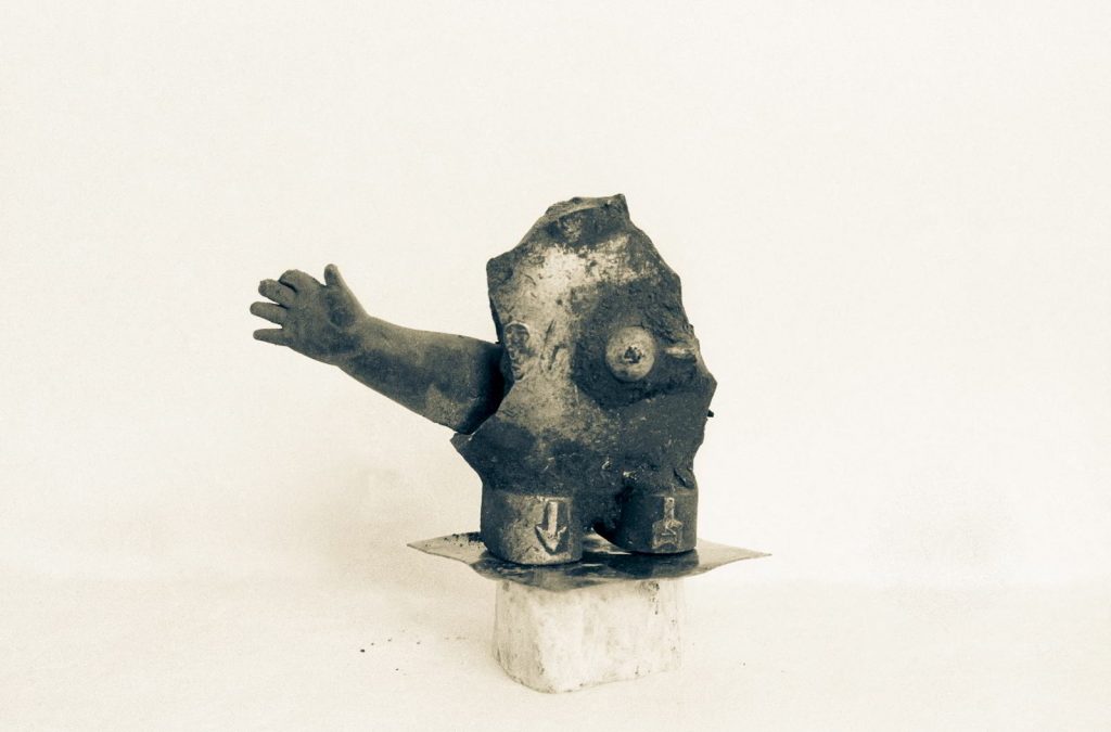 sculpture (mixed materials) "hilferuf" (1999) by Andree Thielemann