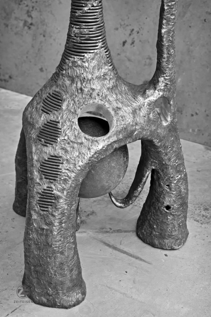 steel sculpture "kugelhalter" (2019) by Andree Thielemann