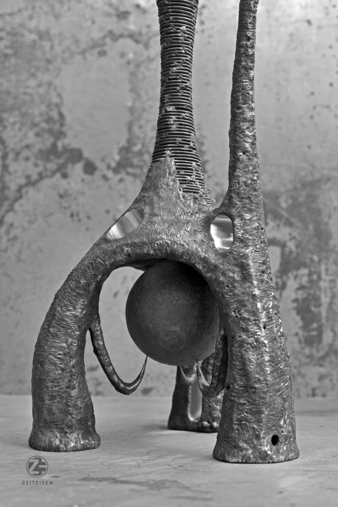 steel sculpture "kugelhalter" (2019) by Andree Thielemann
